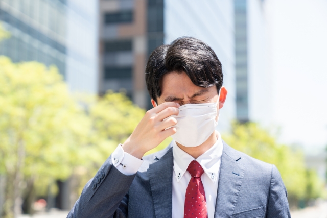 目をこする男性 | 脳活整体ルーム APLO(アプロ)