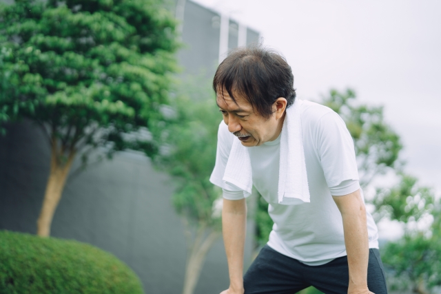 高血圧で息切れする男性 | 脳活整体ルーム APLO(アプロ)