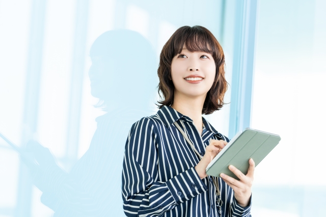 精神的ストレスを解消し仕事に励む女性 | 脳活整体ルーム APLO(アプロ)