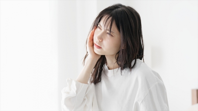 顎に痛みを感じる女性 | 脳活整体ルーム APLO(アプロ)