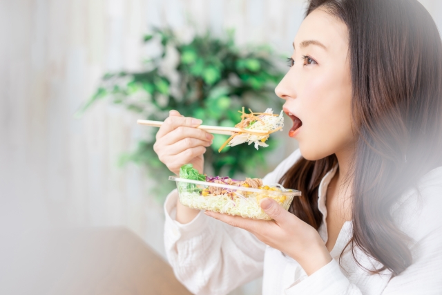 顎関節症が改善し食事を楽しむ女性 | 脳活整体ルーム APLO(アプロ)